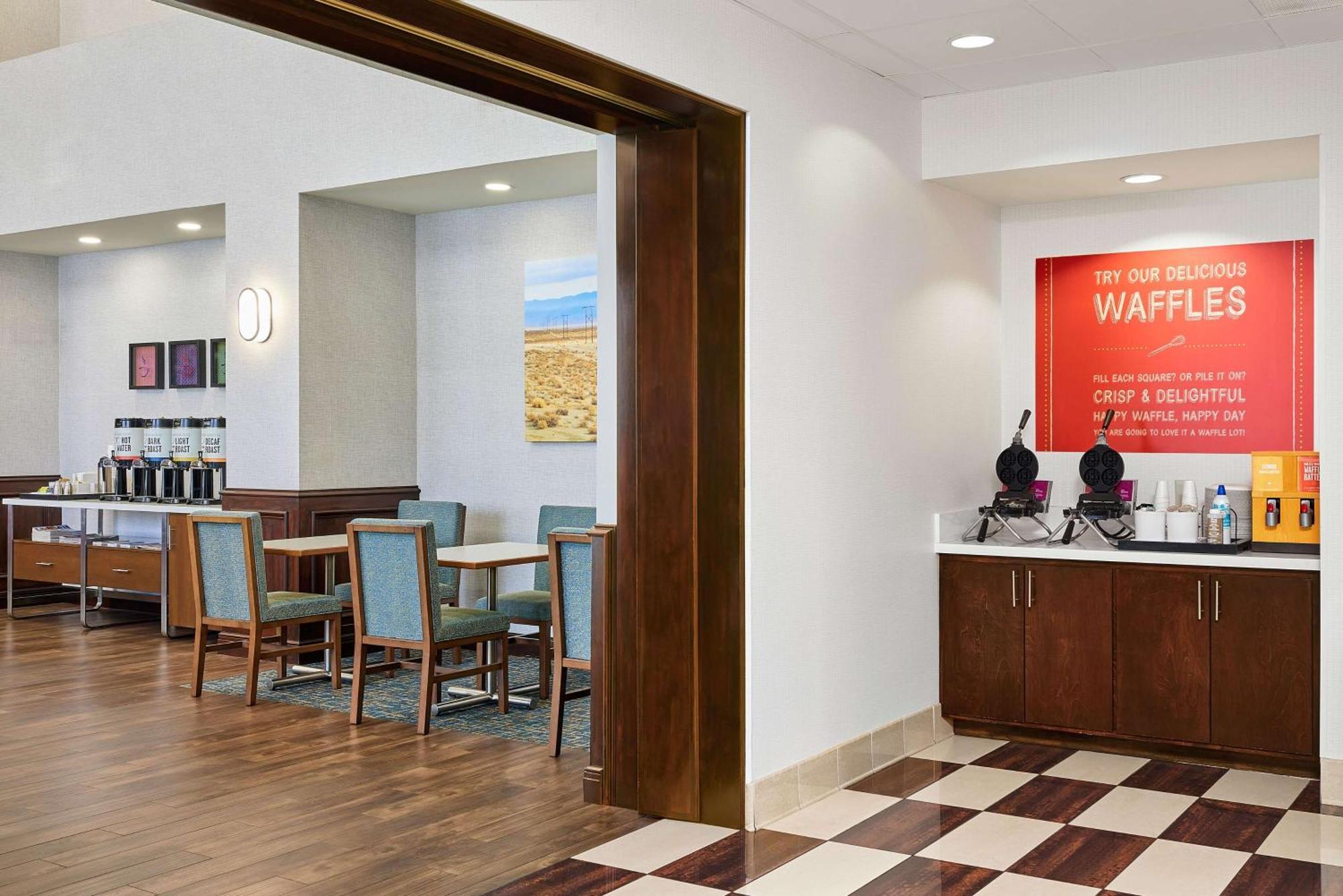 Hampton Inn & Suites Ridgecrest Exterior photo