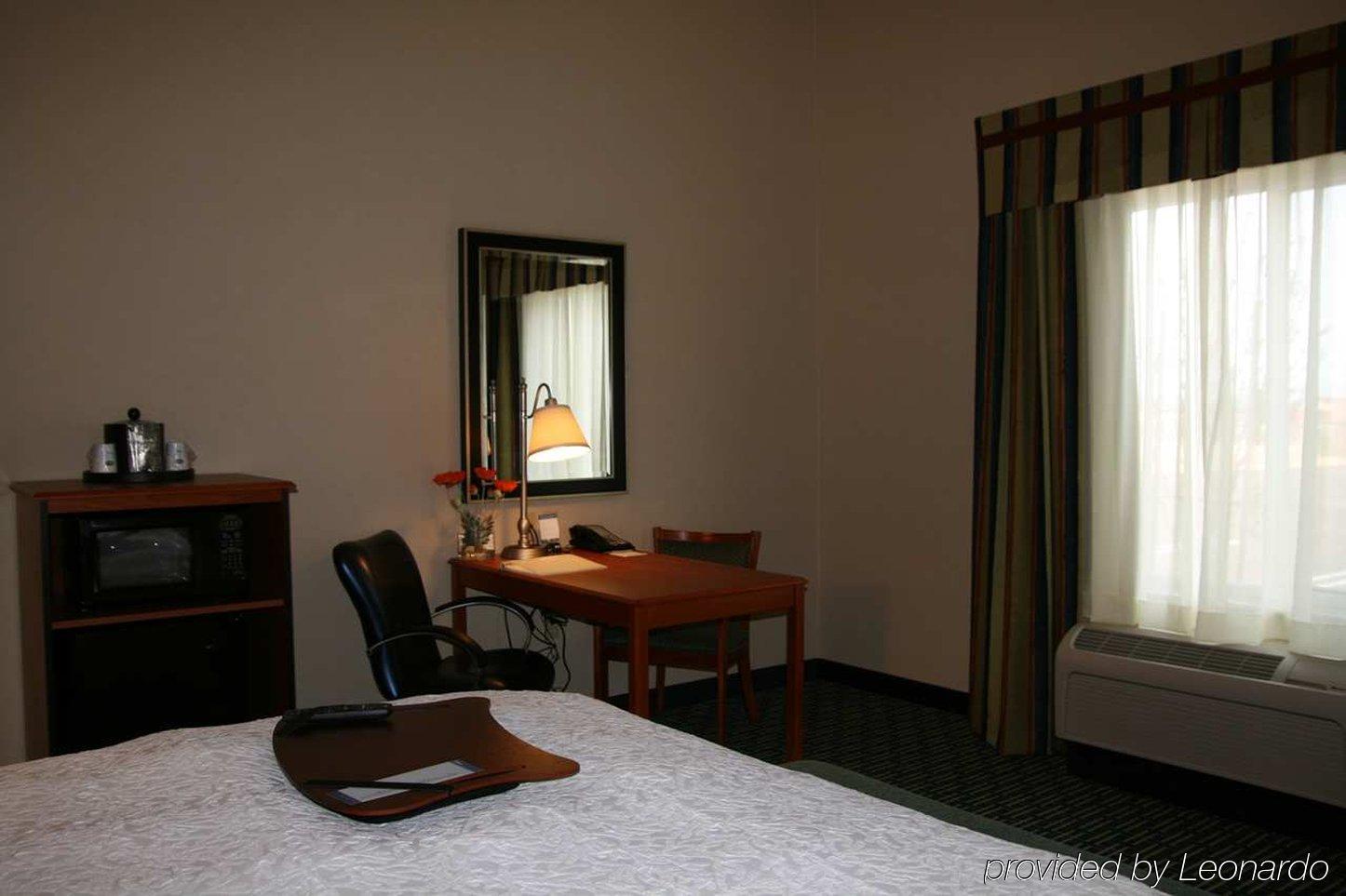 Hampton Inn & Suites Ridgecrest Room photo